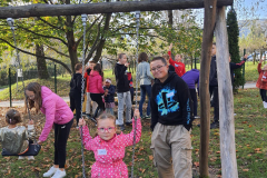 Bodoči prvošolci in 8. razred - jesensko druženje v parku